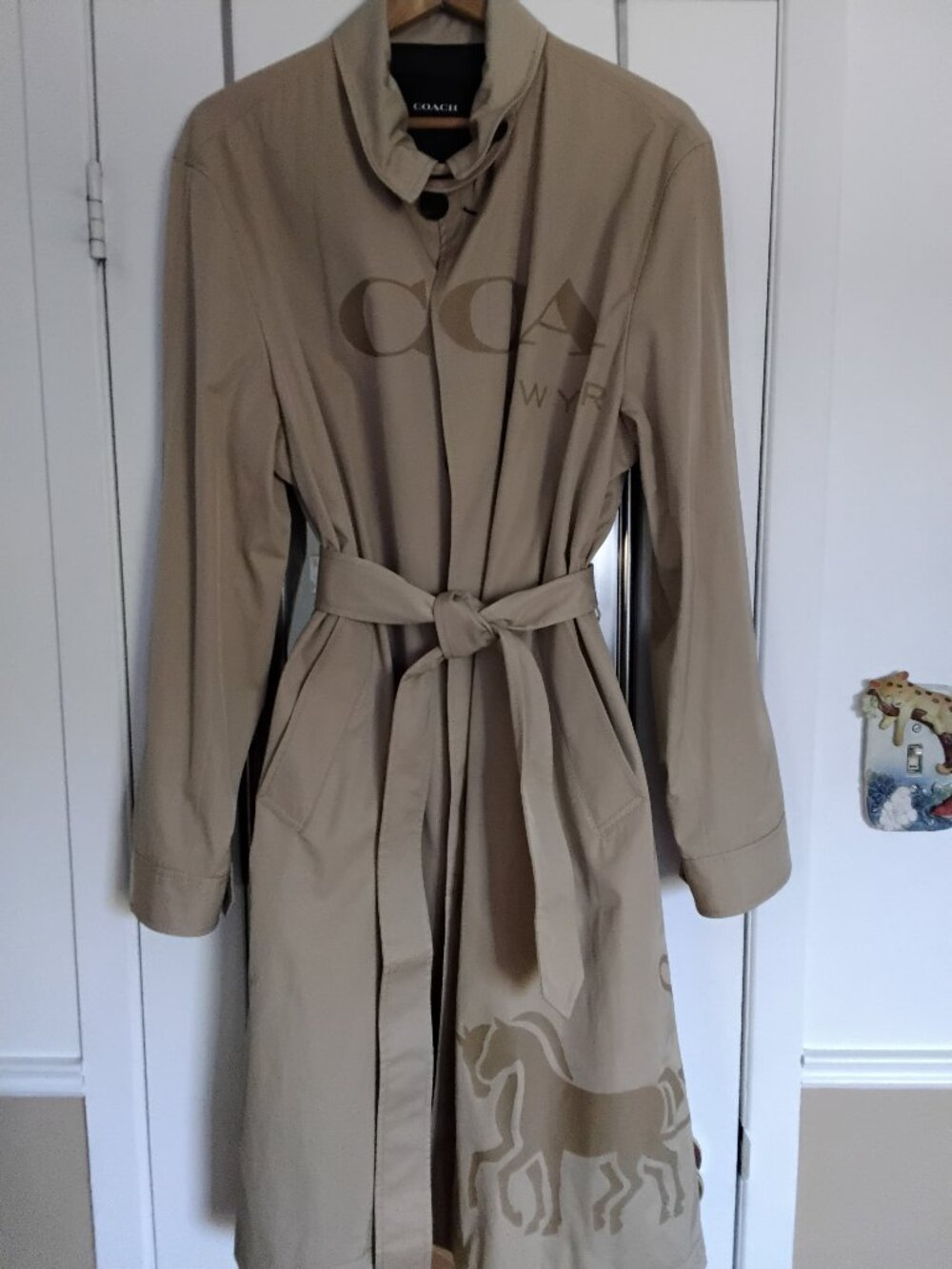 Auntetic Coach trench coat unique size large is new price fix